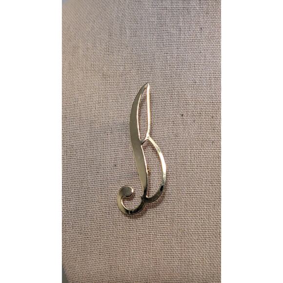 Script 'B' Gold Tone Pin - Picture 1 of 4